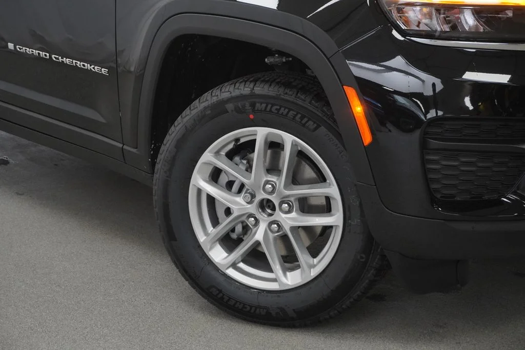 New 2026 Diamond Black Crystal Pearl-Coat Exterior Paint Jeep Laredo X image 4