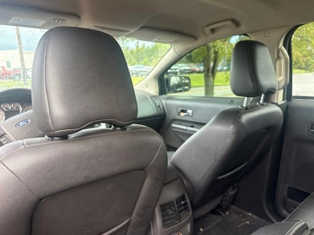 Used 2010  Ford Limited image 28