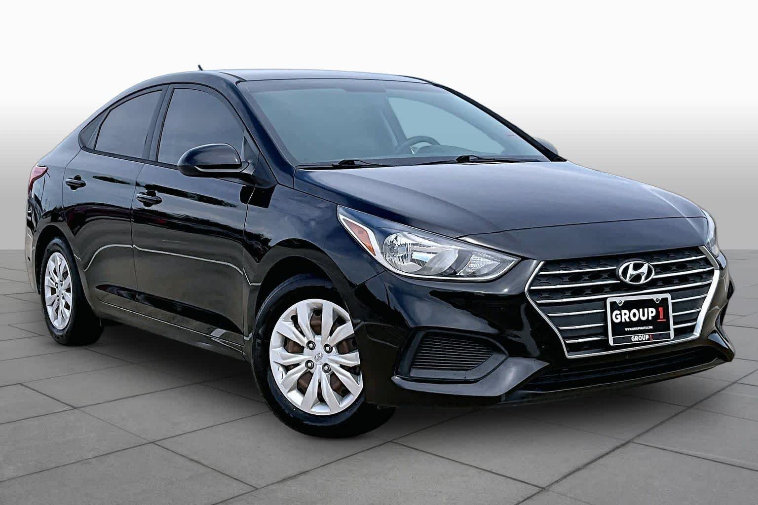Used 2021 Absolute Black Hyundai SE image 3