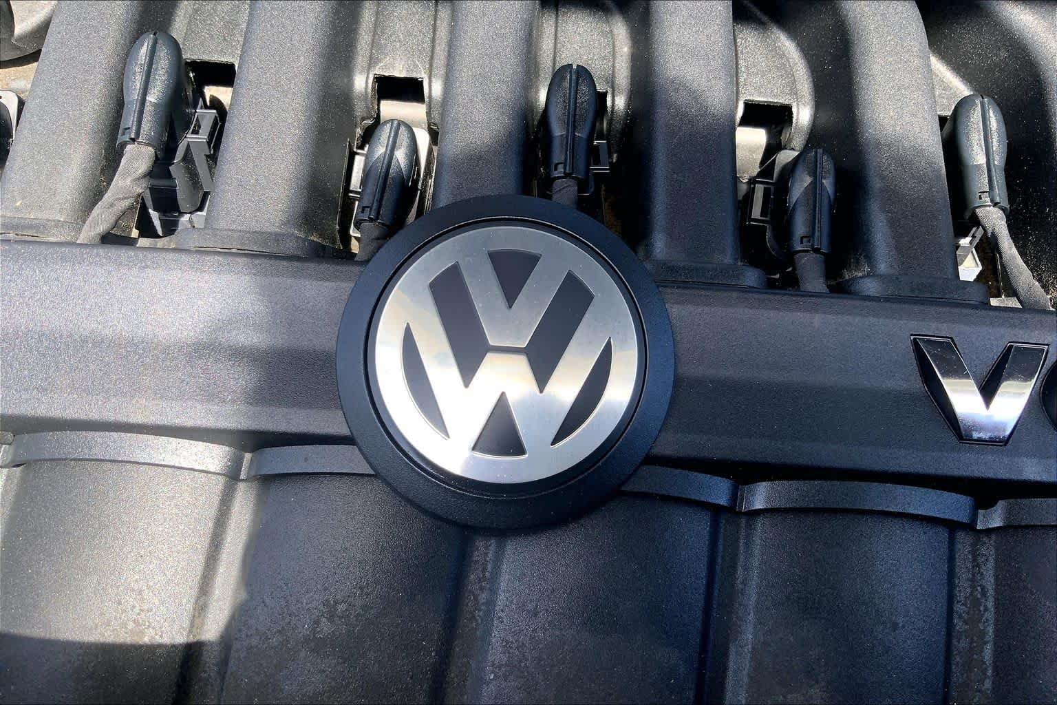 Used 2023 Pure White Volkswagen 3.6L V6 SE w/Technology image 29