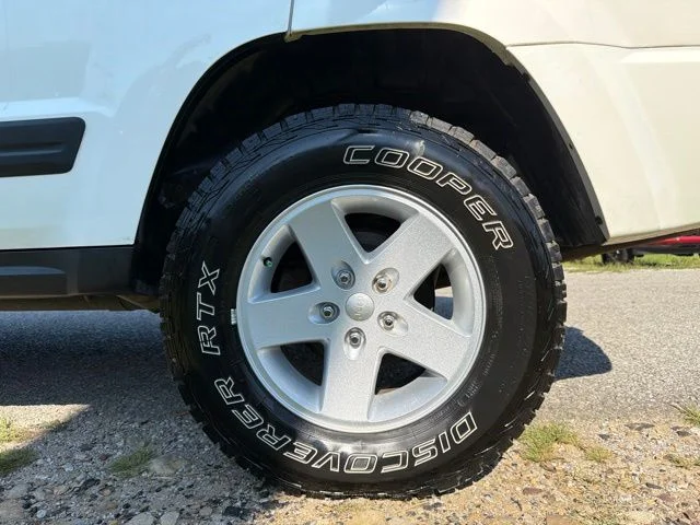 Used 2005 White Jeep Laredo image 10