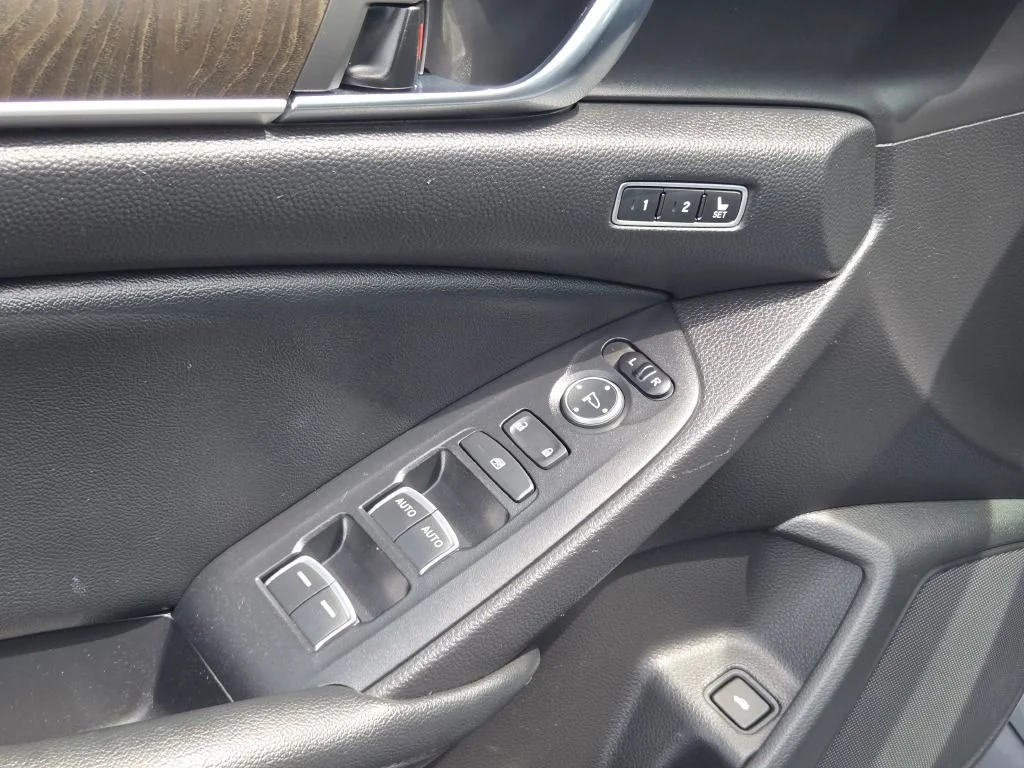 Used 2022 Silver Honda EX-L image 20