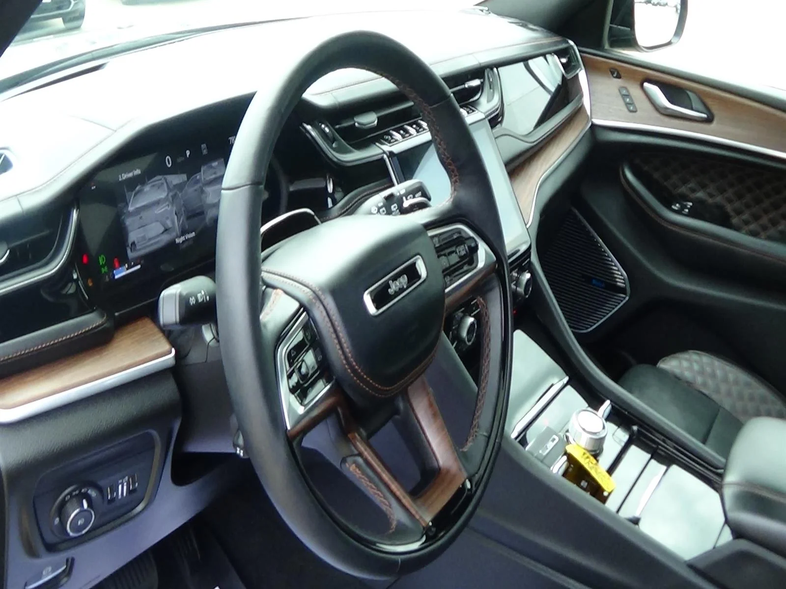 Used 2025 Diamond Black Crystal Pearl Coat (pxj) Jeep Summit image 21