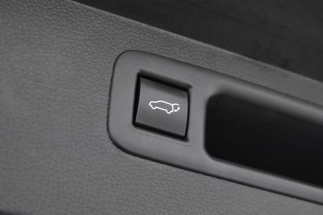 2022 Toyota Highlander LE - Photo 18