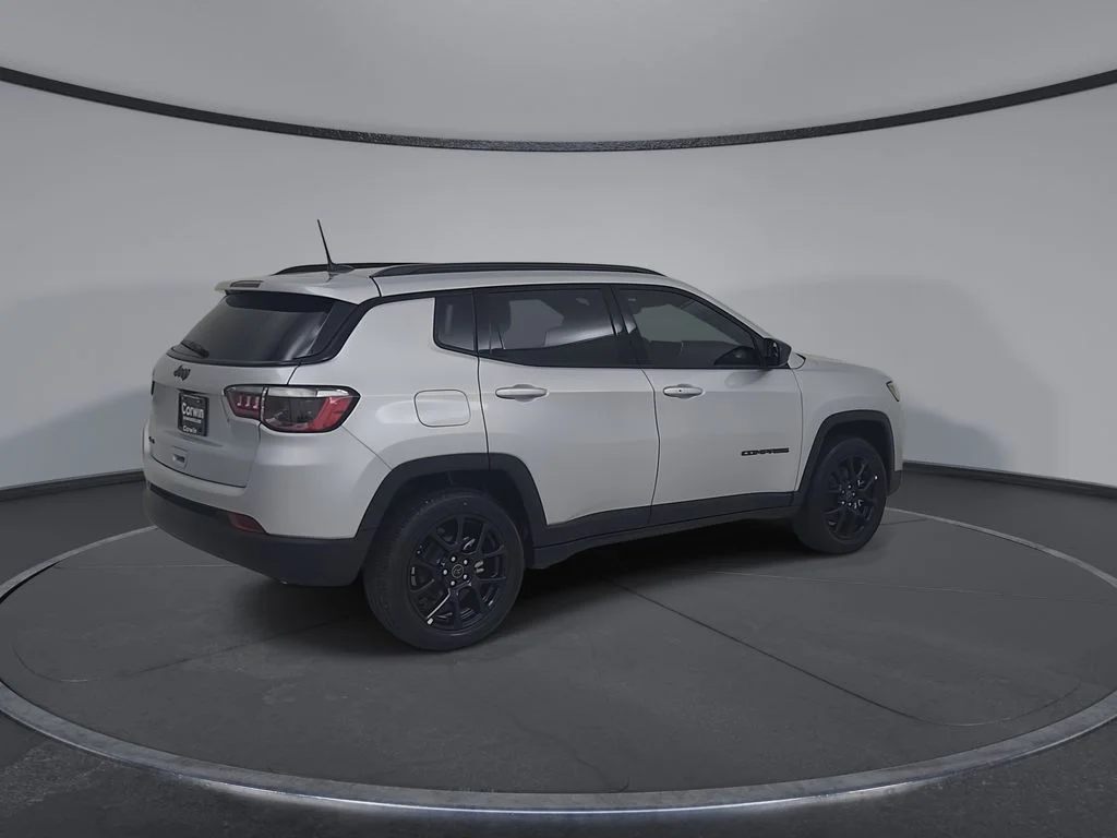 New 2026 Silver Zynith Metallic Clearcoat Jeep Latitude image 15