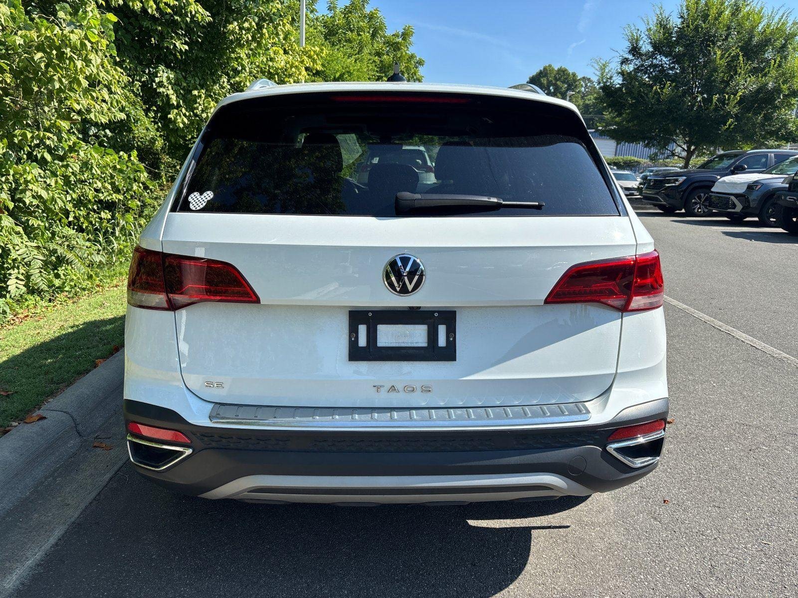 Used 2024 Pure White Volkswagen SE image 4