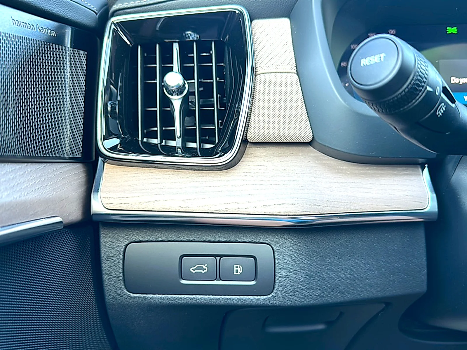2025 Volvo XC90 Plus - Photo 26