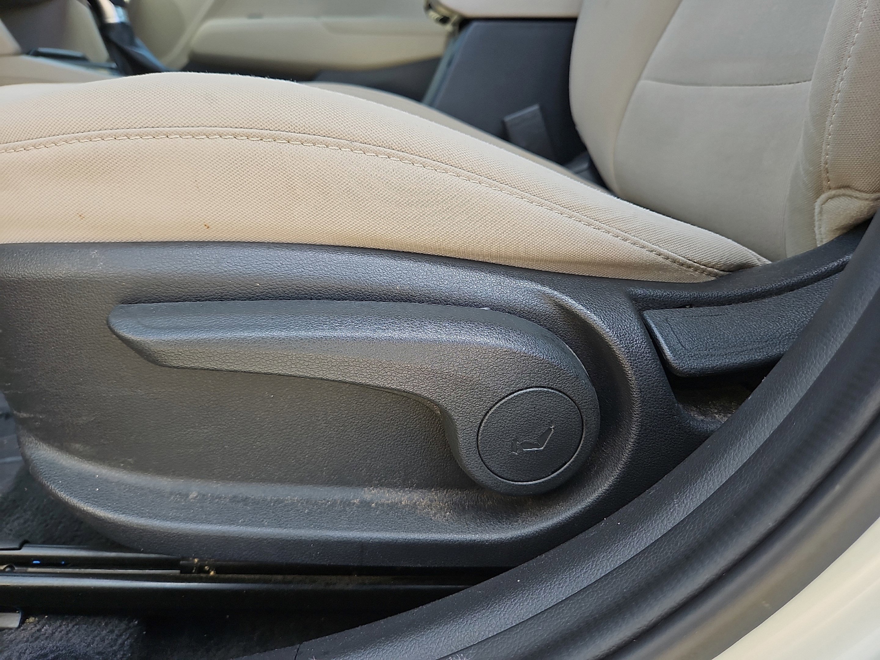 Used 2017 Mineral Beige Hyundai SE image 17