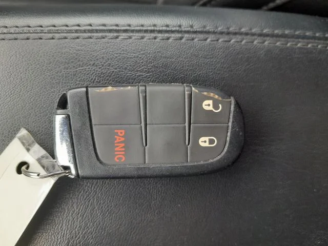 Used 2024  Jeep Latitude image 10