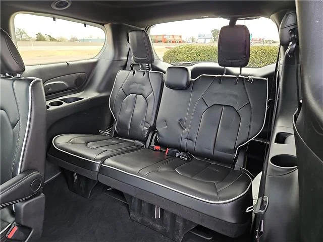 Used 2025 Ceramic Gray Clearcoat Chrysler Limited Front-Wheel Drive Passenger image 9