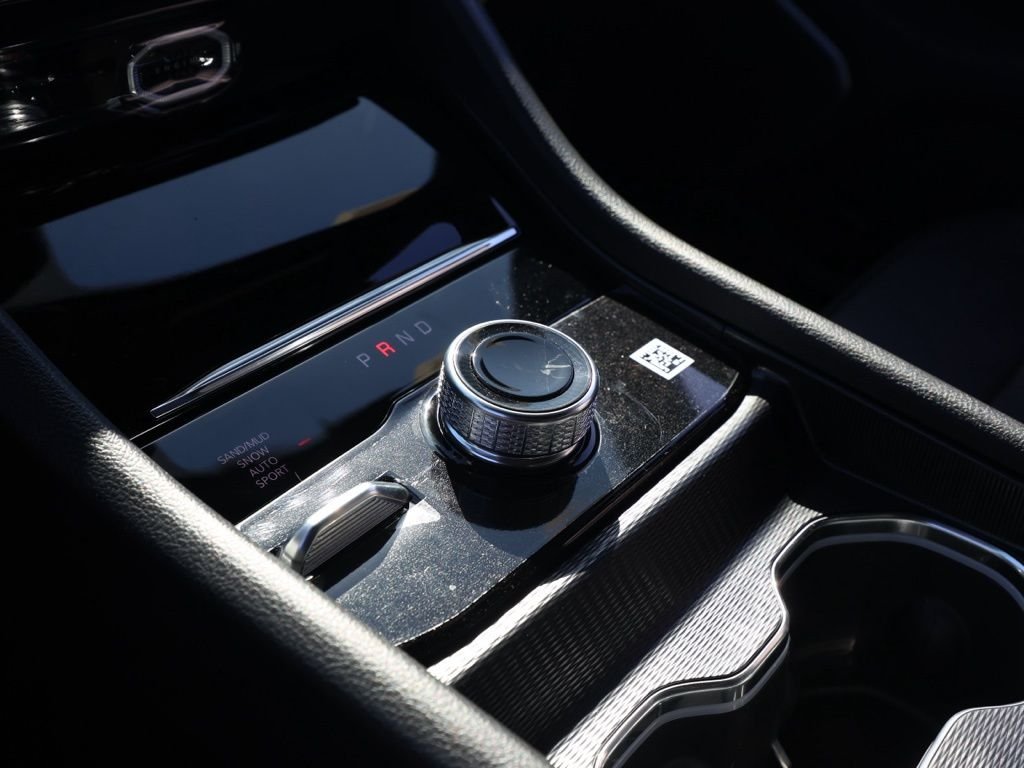 New 2026 Bright White Clear-Coat Exterior Paint Jeep Limited image 30