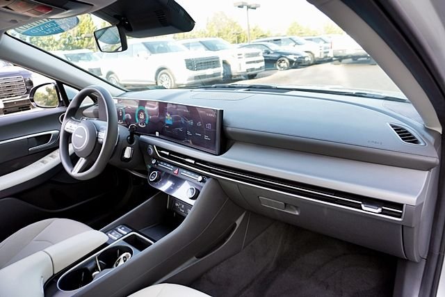 Used 2024 Silver Hyundai SEL image 9