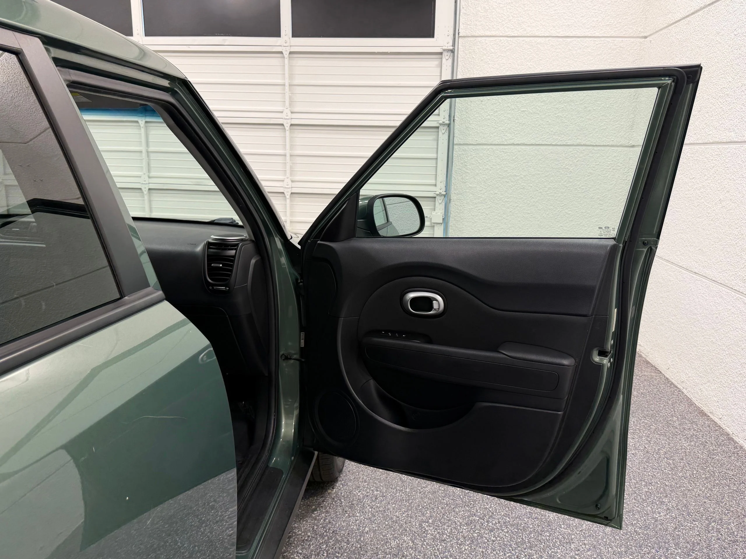 Used 2014 Green Kia Plus image 27