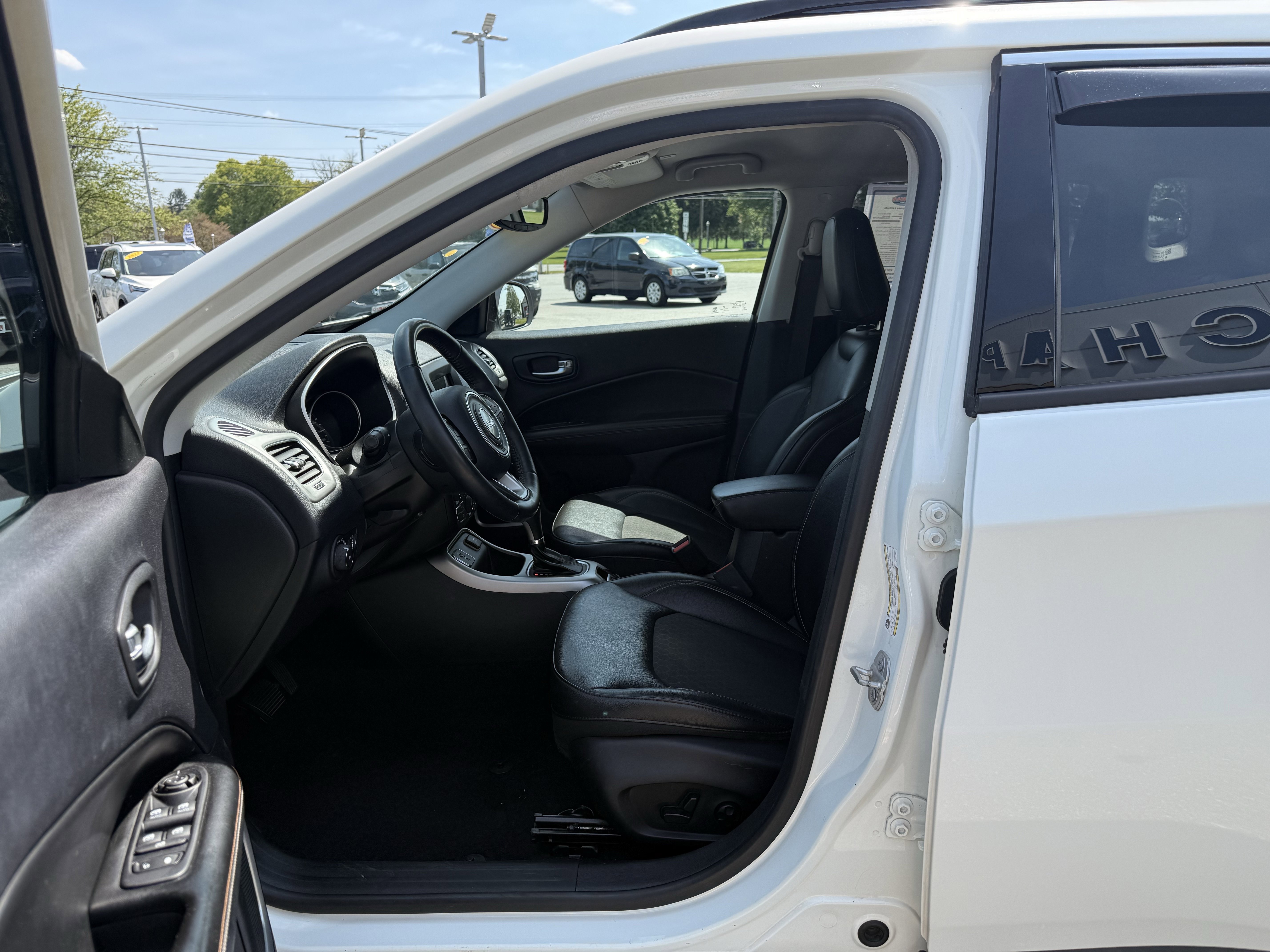 Used 2018 White Clearcoat Jeep Latitude image 9