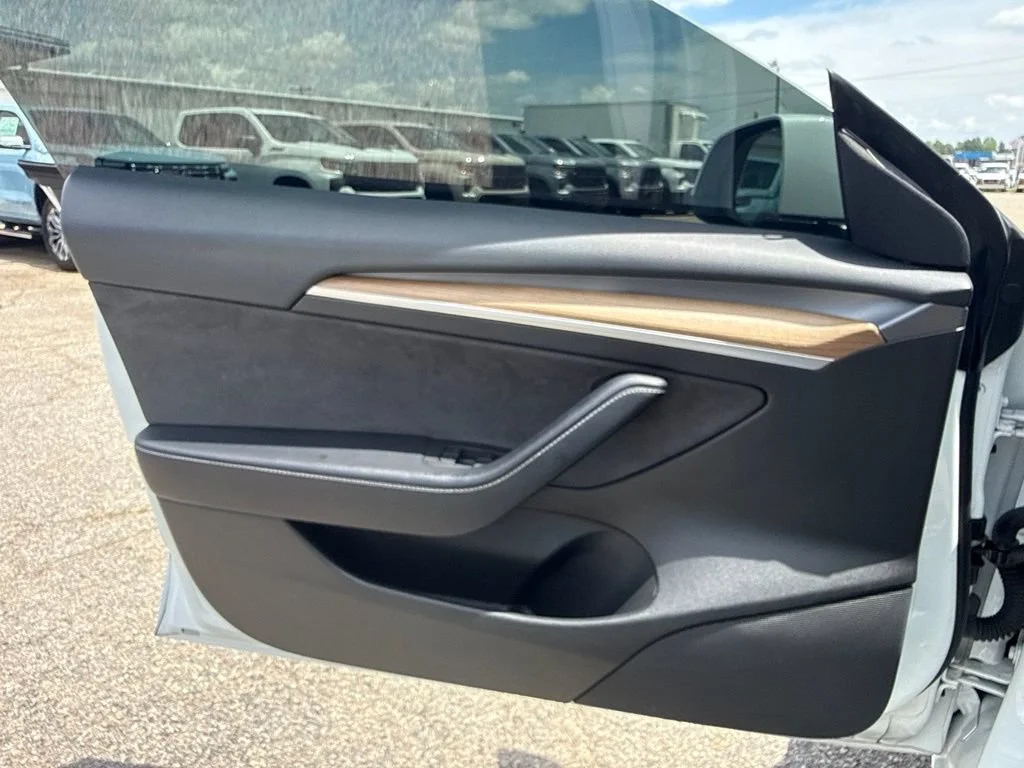 Used 2023  Tesla  image 24