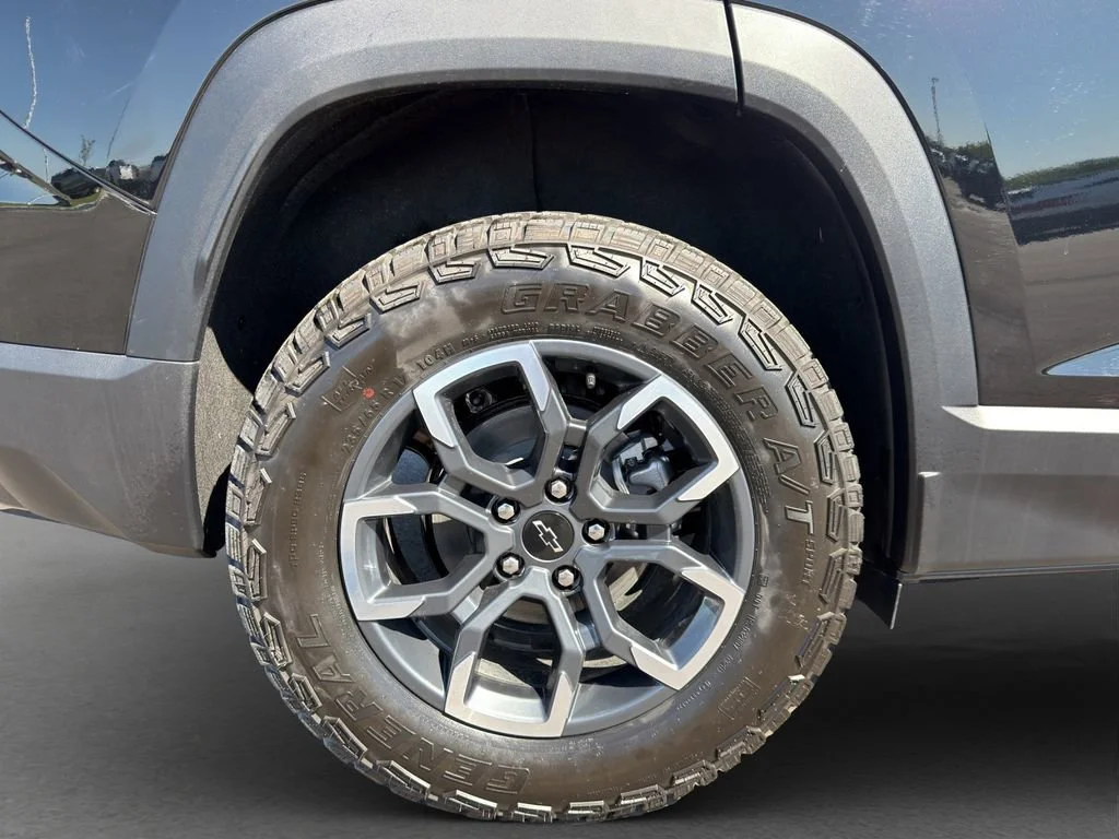 New 2026 Mosaic Black Metallic Chevrolet ACTIV image 24