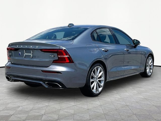 Used 2021 Gray Metallic Volvo T5 Momentum image 6