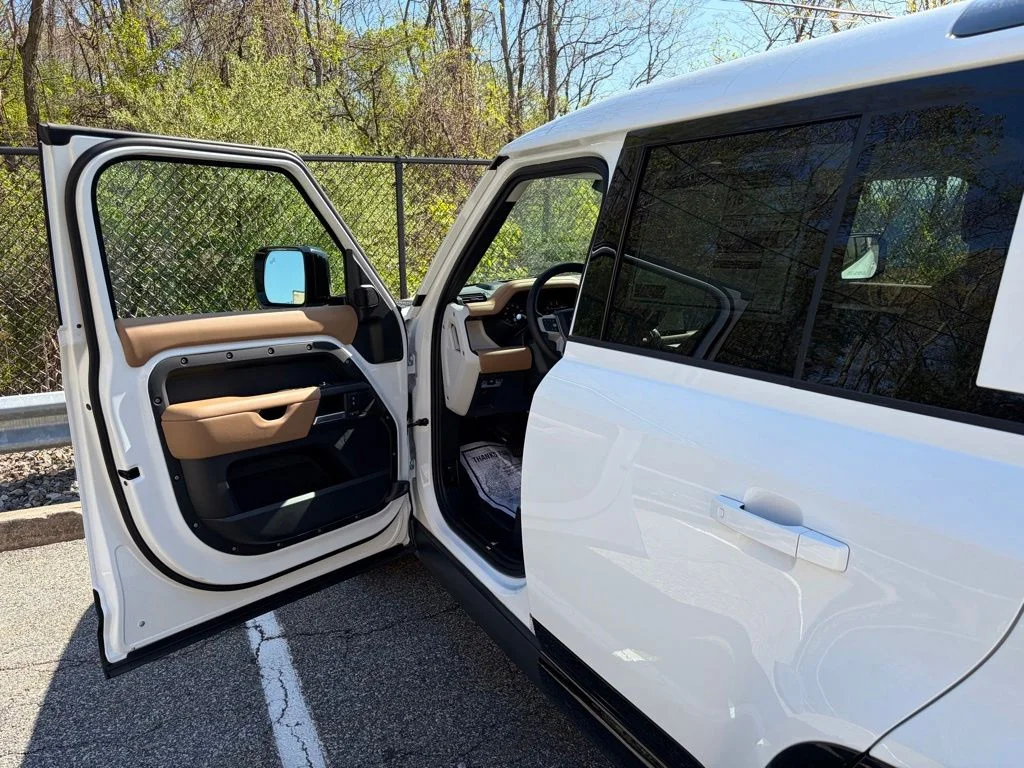 New 2025 Fuji White Land Rover X-Dynamic SE image 10