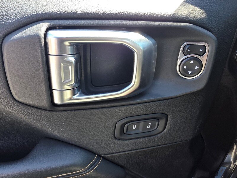 Used 2025 Crystal Metallic JEEP SAHARA 4X4 image 32
