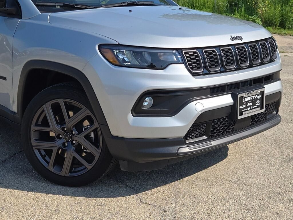 New 2026 Silver Zynith Metallic Clearcoat Jeep Latitude image 2