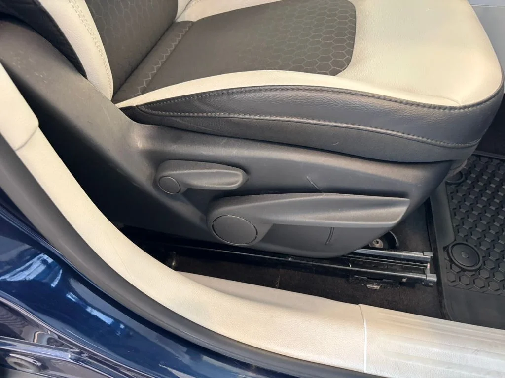 Used 2018 Blue Jeep Latitude image 22