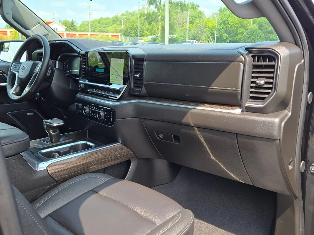 Used 2025 Black Chevrolet RST image 7