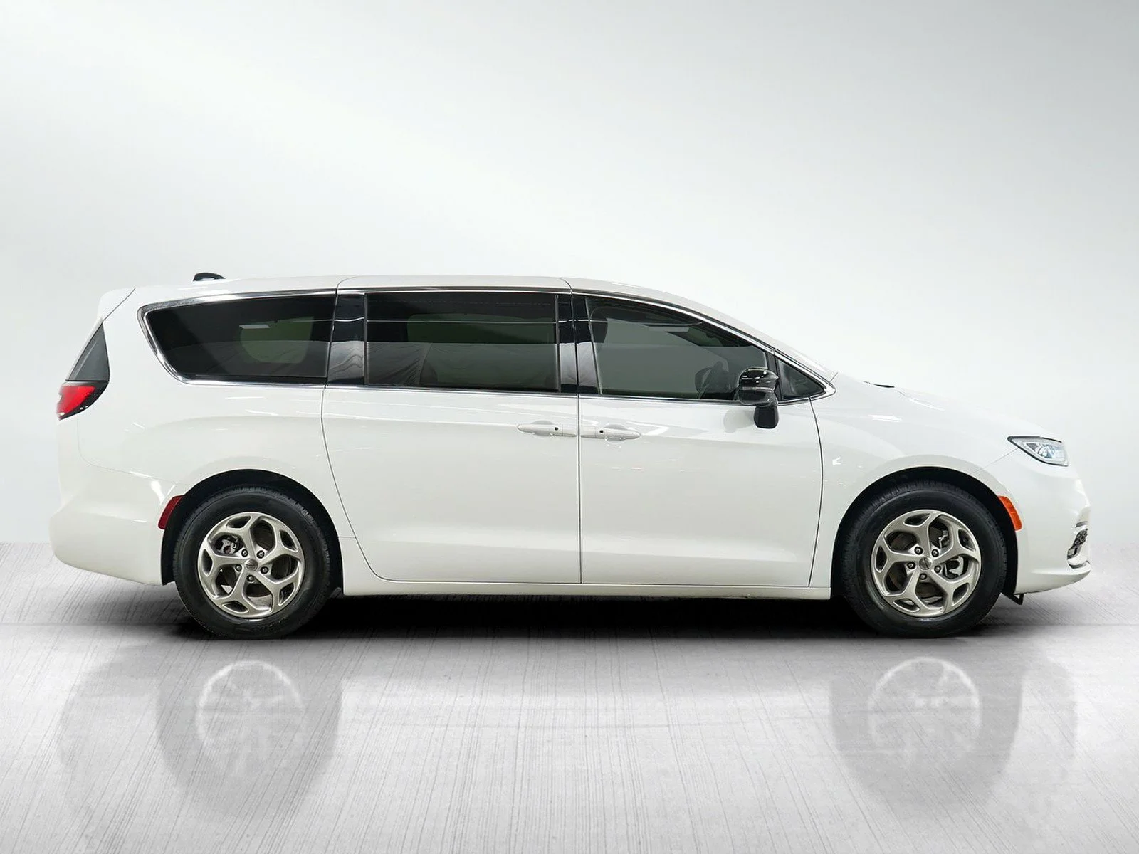 Used 2024 Bright White Clearcoat Chrysler Limited image 6
