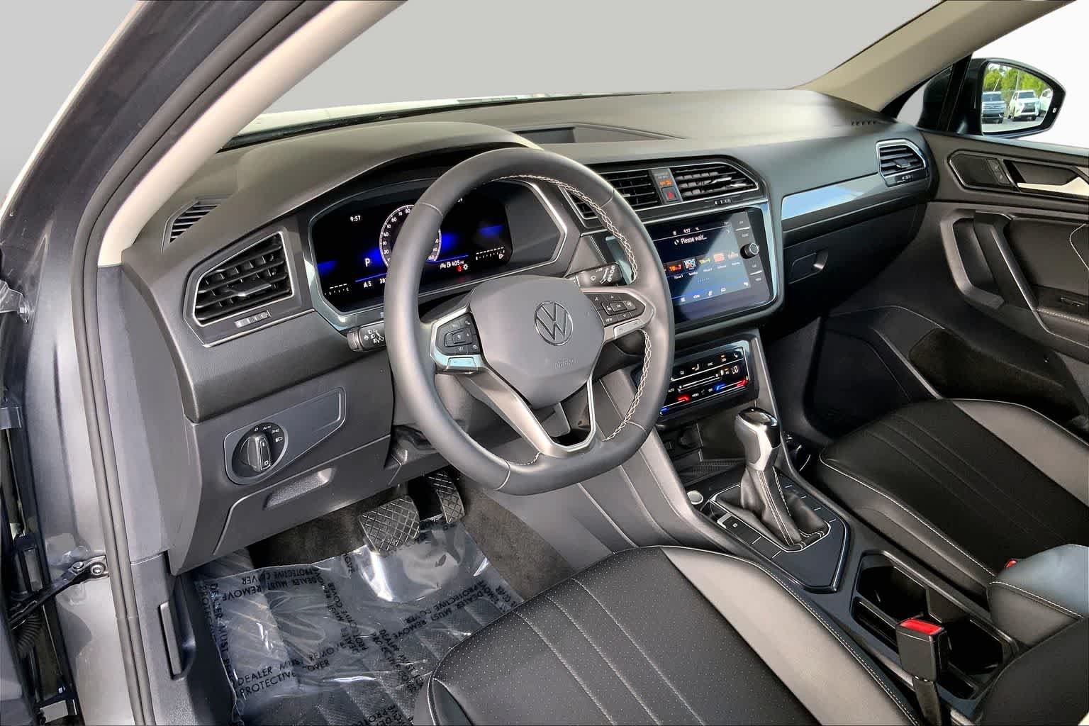 Used 2023 Platinum Gray Metallic Volkswagen SE image 18