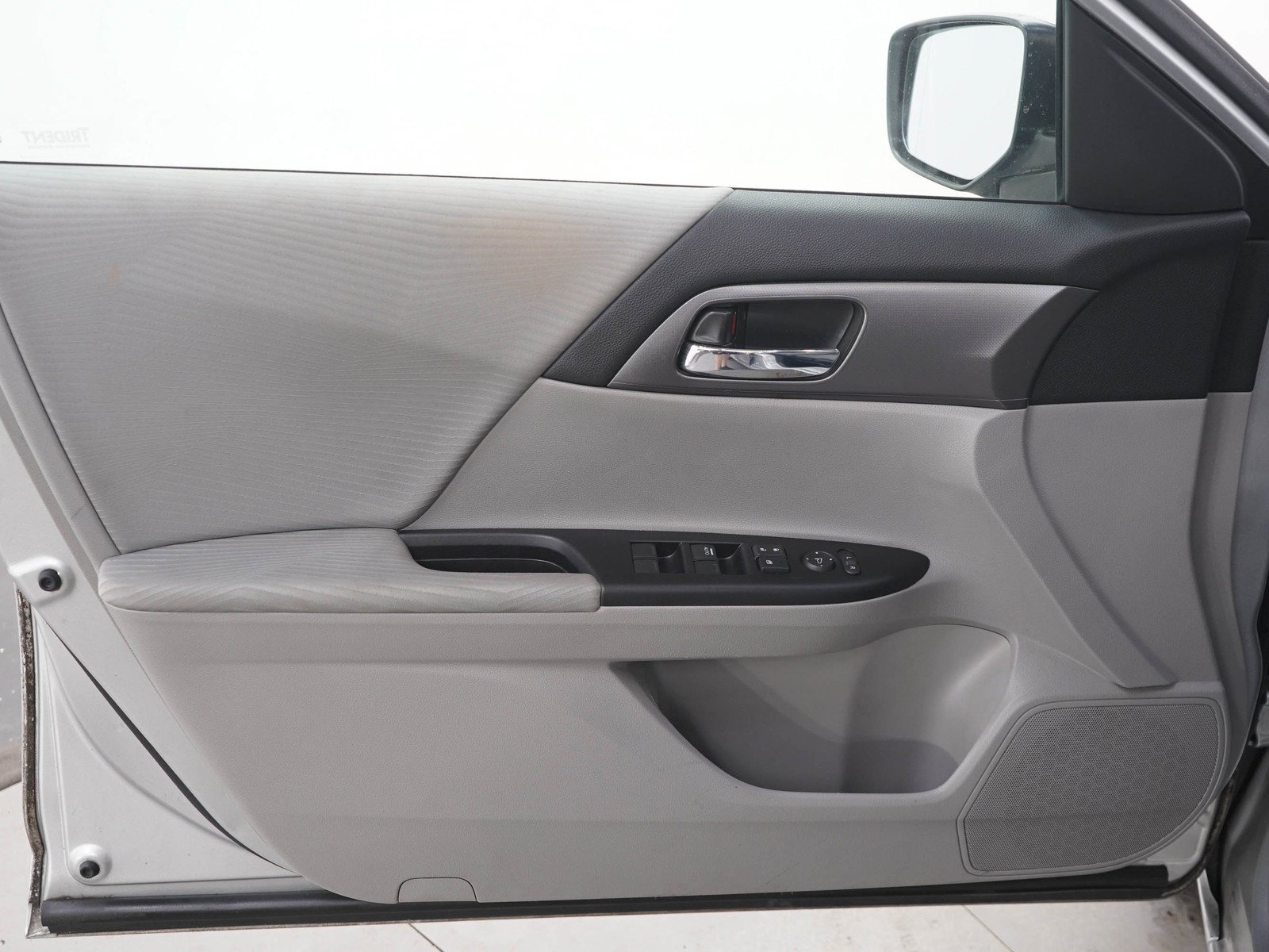 Used 2015 Alabaster Silver Metallic Honda LX image 19