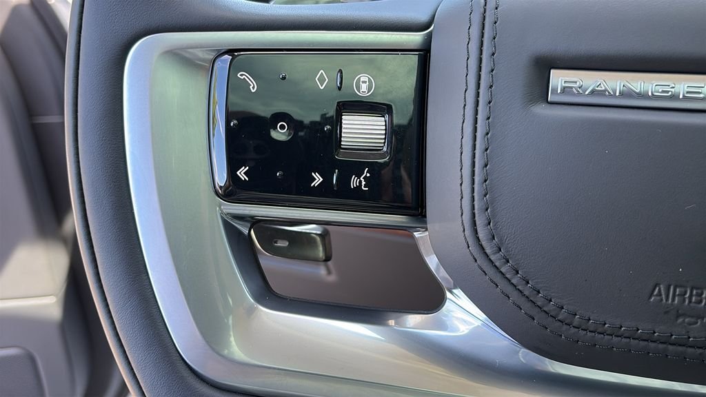 Used 2025 White Land Rover SE image 13