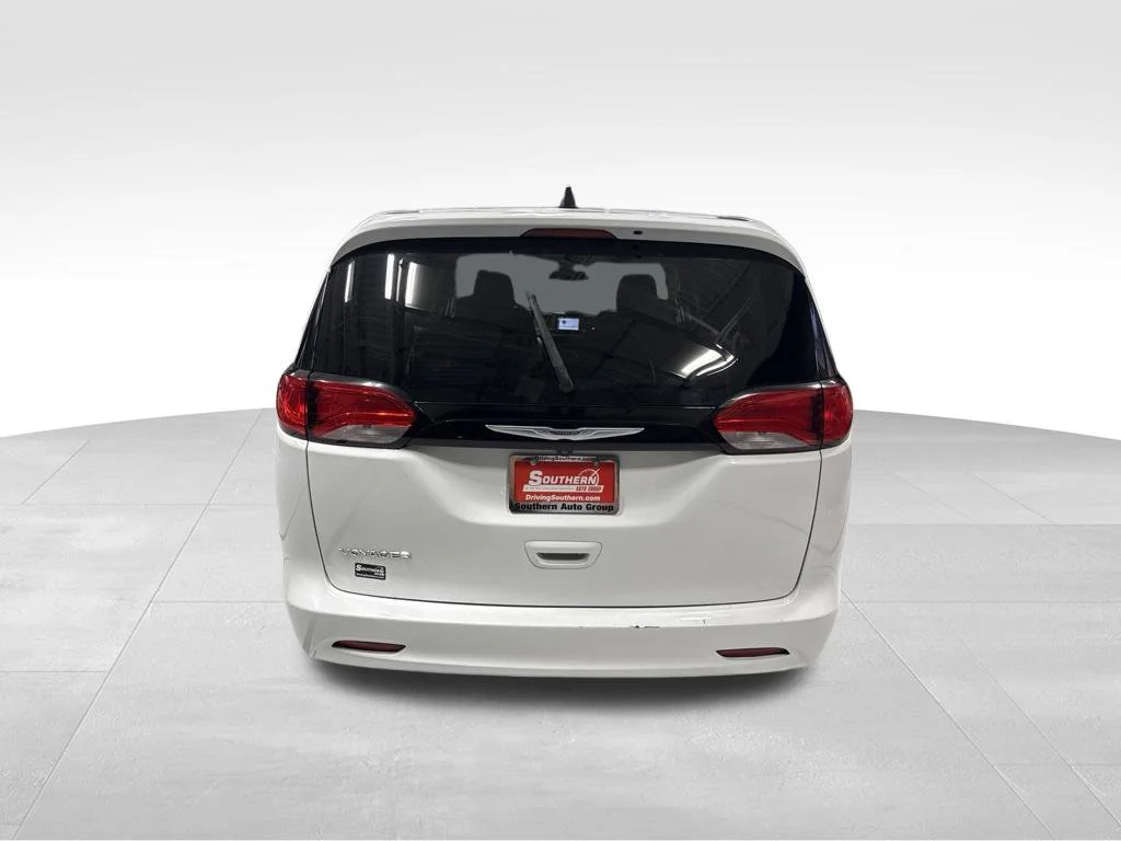 Used 2022 White Chrysler LX image 5