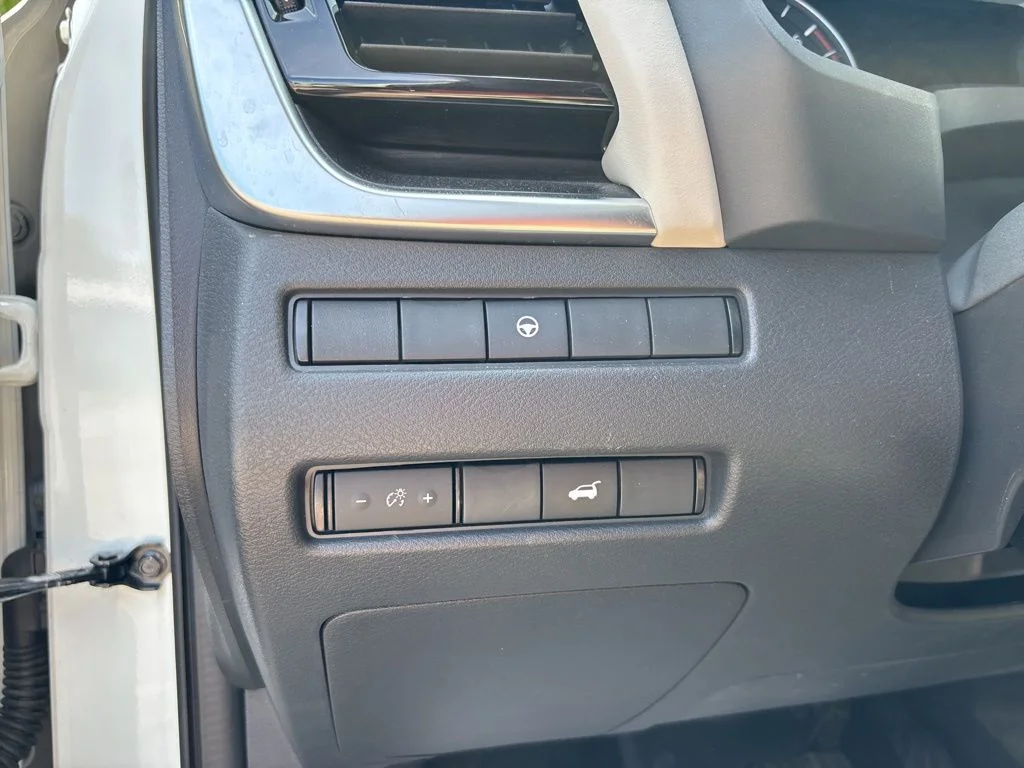 Used 2021 White Nissan SL image 17