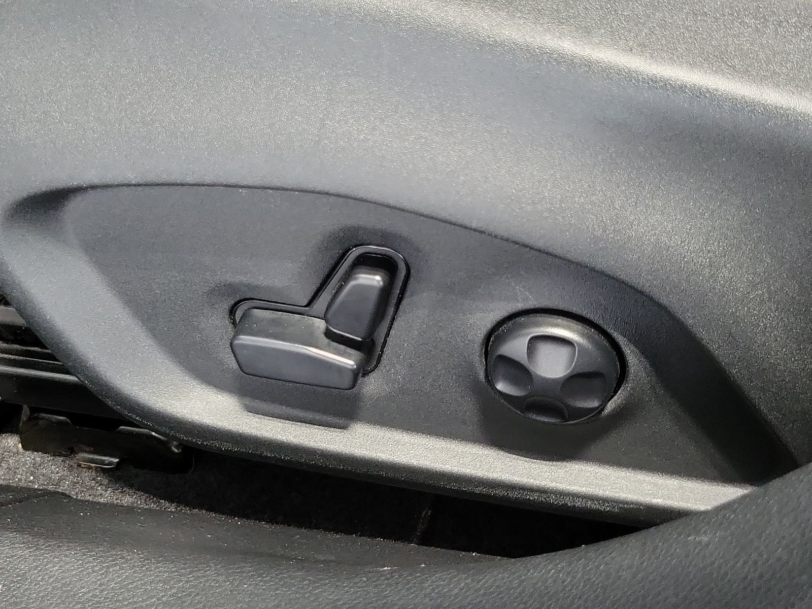 Used 2019 Silver Jeep Limited image 9