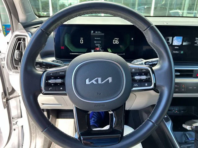 Used 2025 White Kia S image 21