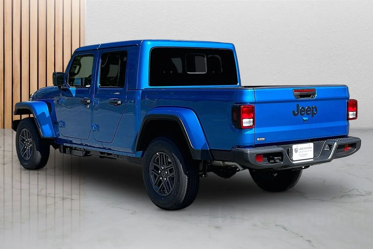 New 2026 Hydro Blue Pearl-Coat Exterior Paint Jeep Sport S image 7