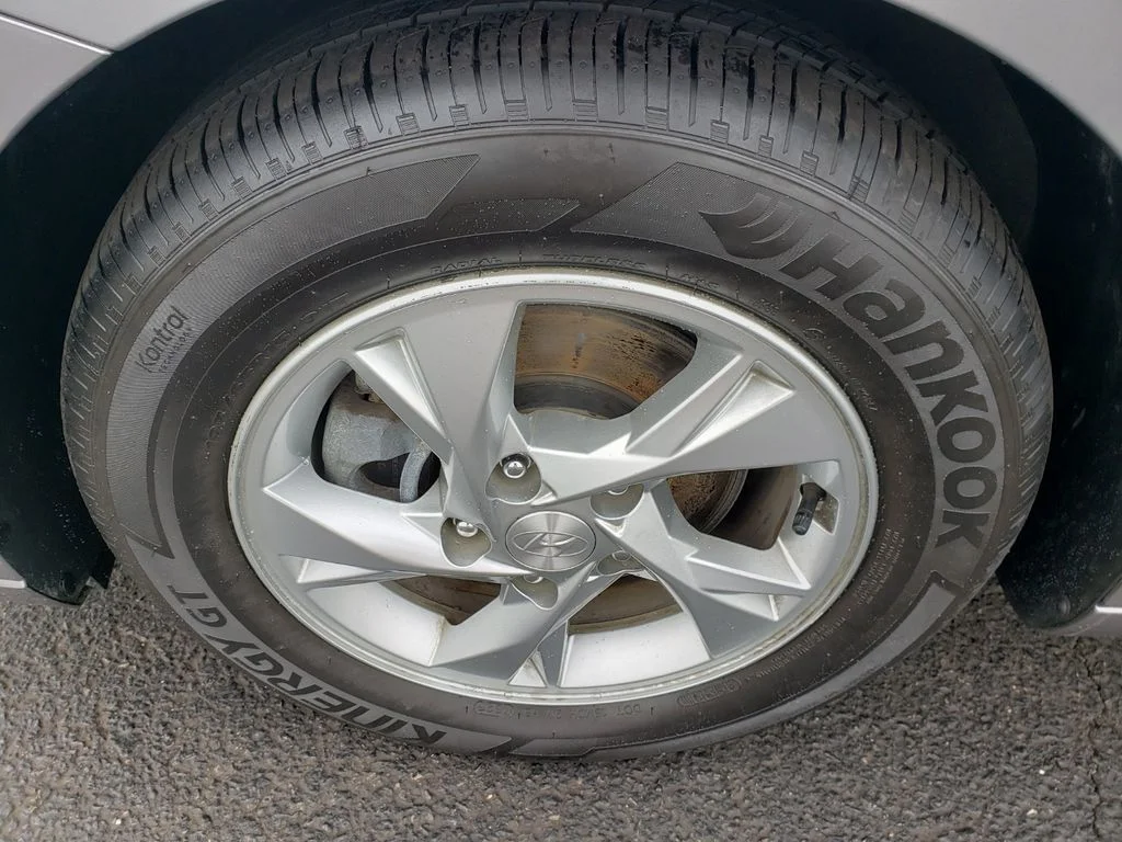 Used 2023 Silver Hyundai SE image 11