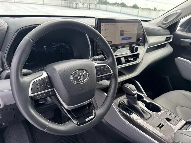 Used 2023 Moon Dust Toyota Platinum image 18