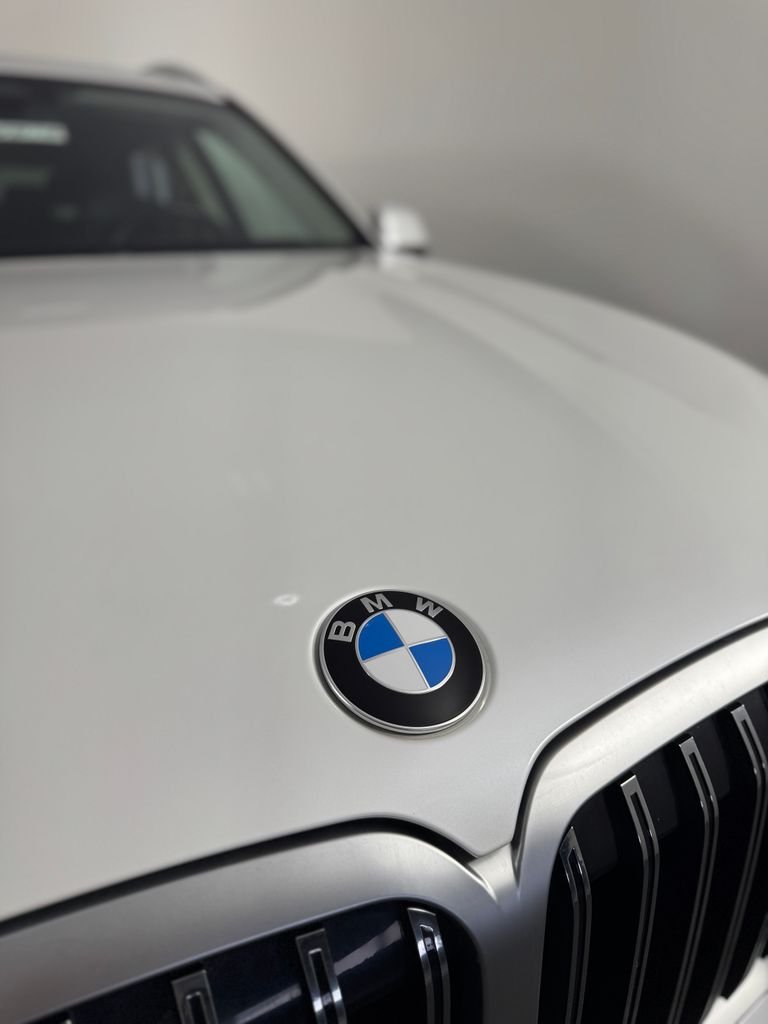 Used 2023 White Metallic BMW xDrive40i image 52