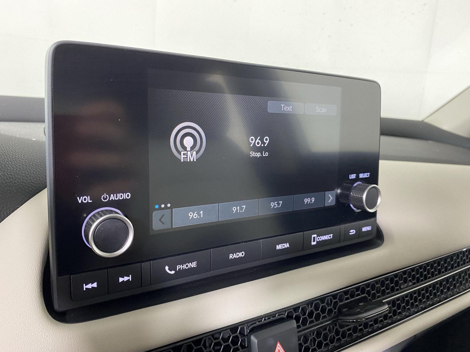 Used 2024 Platinum White Pearl Honda LX image 17