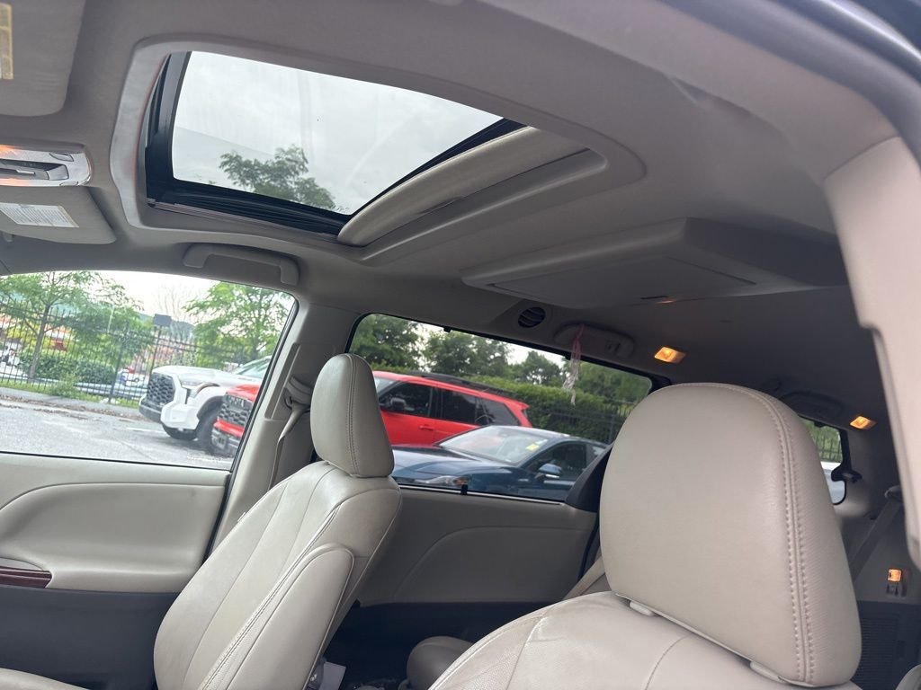 Used 2013 Black Toyota XLE image 10