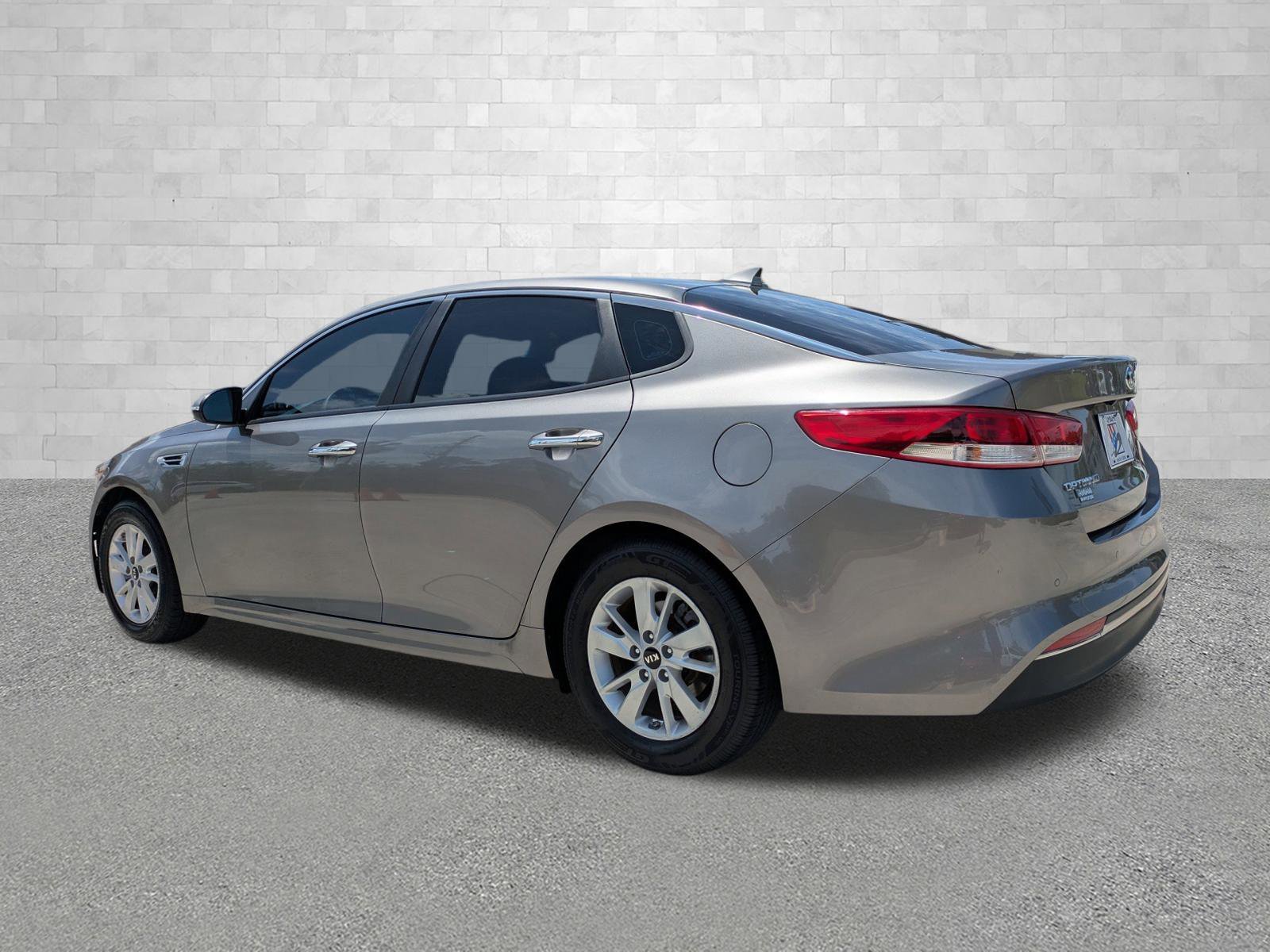 Used 2018 Titanium Silver Kia LX image 4