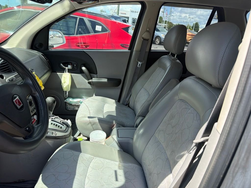 Used 2005 White Saturn V6 image 10