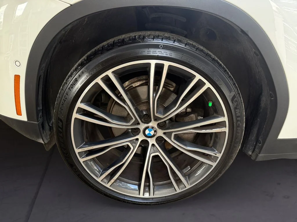 Used 2024 White BMW sDrive30i image 9