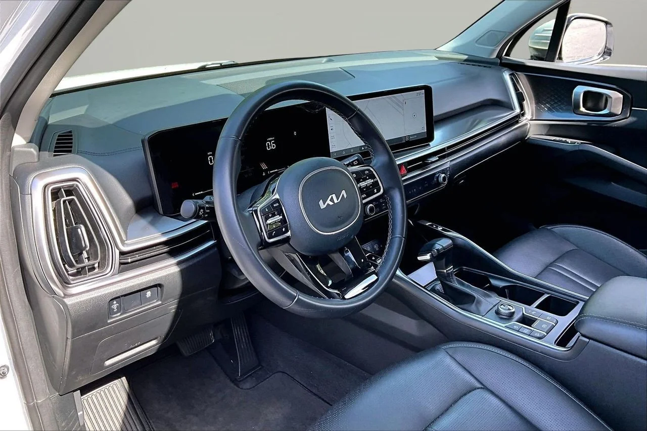 Used 2025 White Kia S image 19