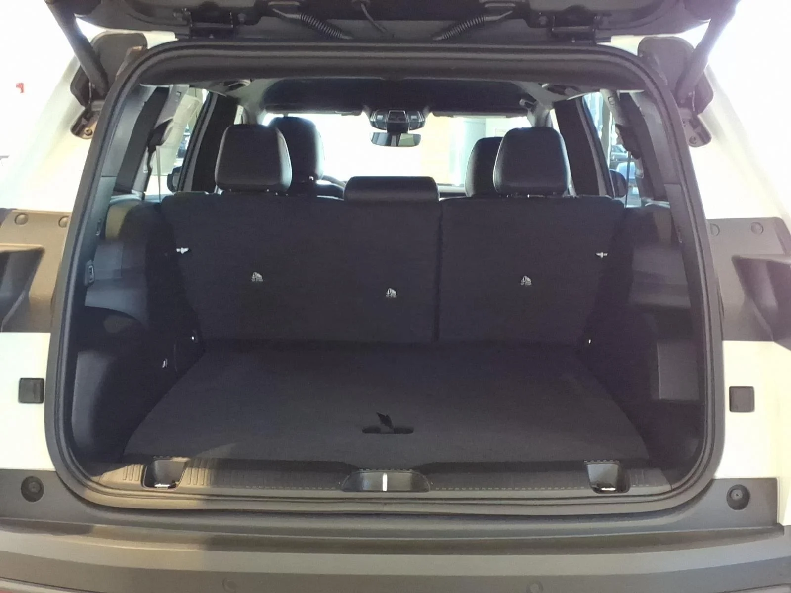 New 2026 Bright White Clear-Coat Exterior Paint Jeep Limited image 29