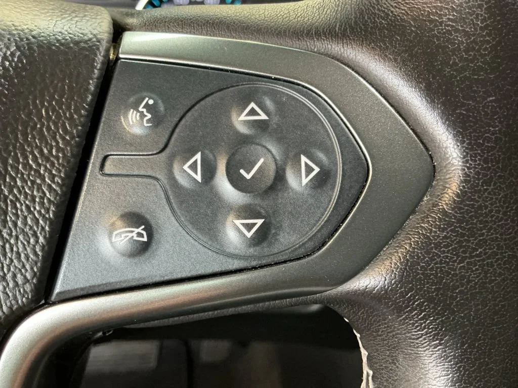 Used 2020 SUMMIT WHITE Chevrolet LT image 19
