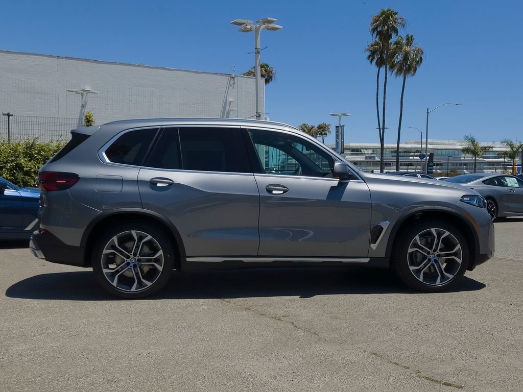 New 2026 Skyscraper Grey Metallic BMW xDrive40i image 3