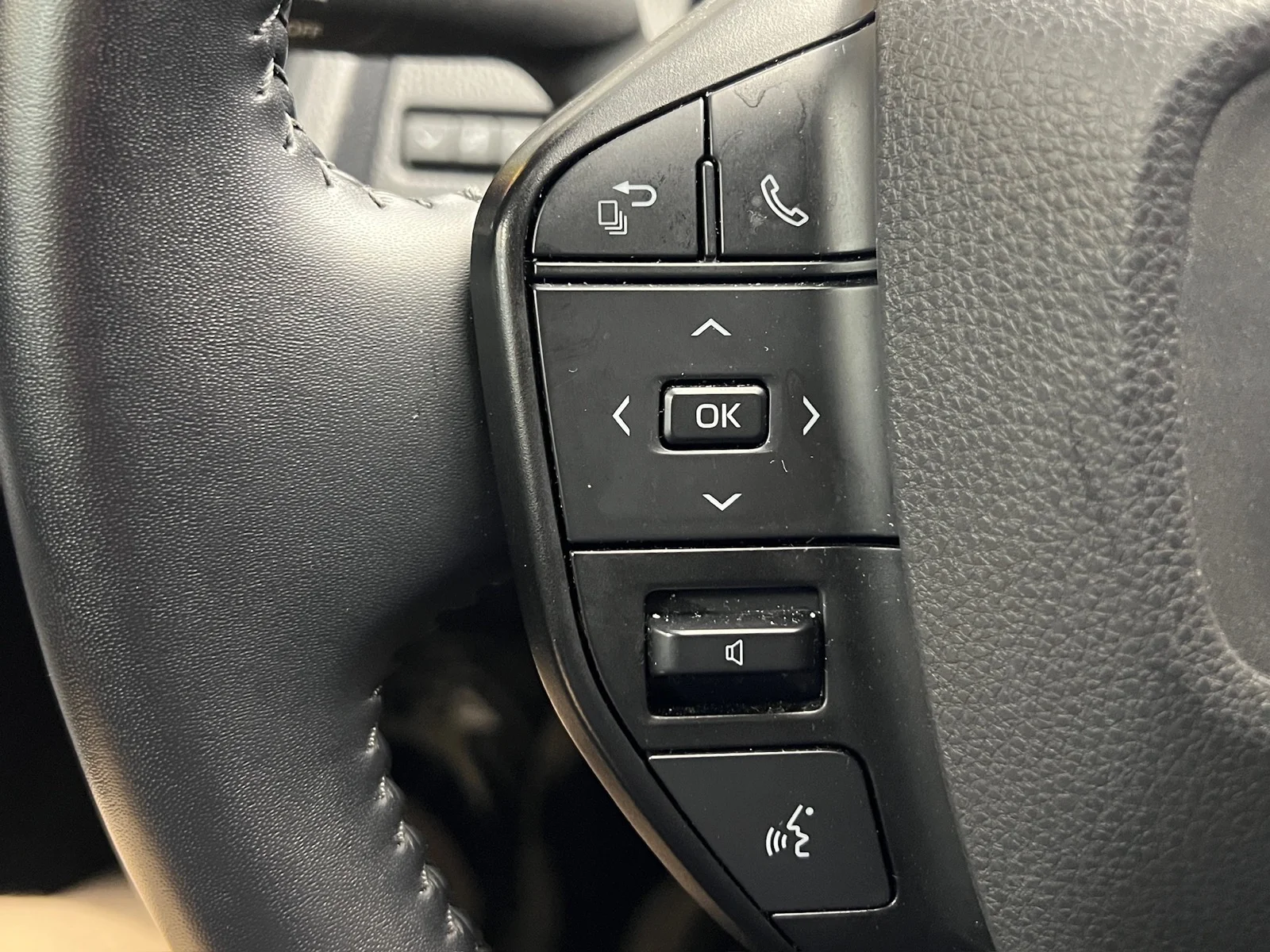 Used 2024 Cutting Edge (1l0) Toyota LE image 12