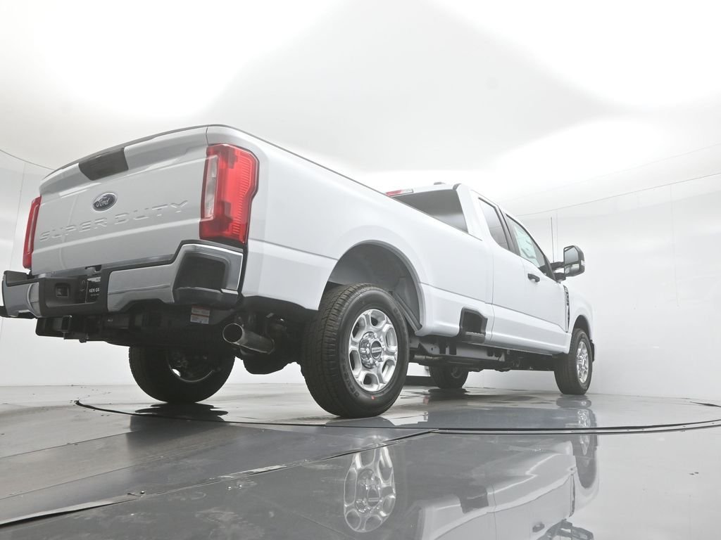 New 2026 Oxford White Ford XLT image 45