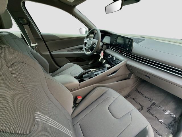 Used 2025 White Hyundai SE image 26
